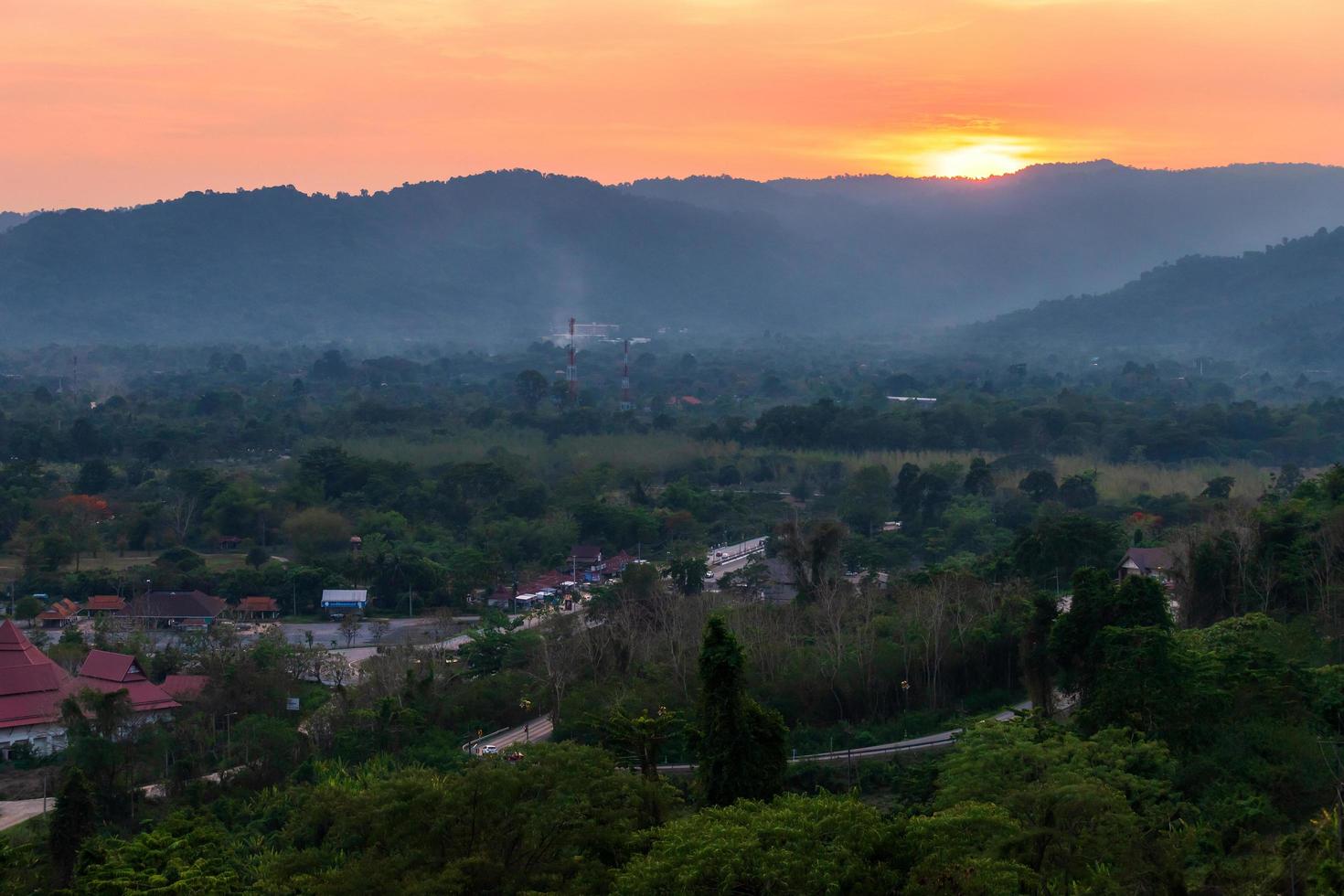 vista do rio e das montanhas na represa de khun dan prakan chon é a maior e mais longa barragem de concreto compactado do mundo durante o pôr do sol na província de Nakonnarok, Tailândia. foto