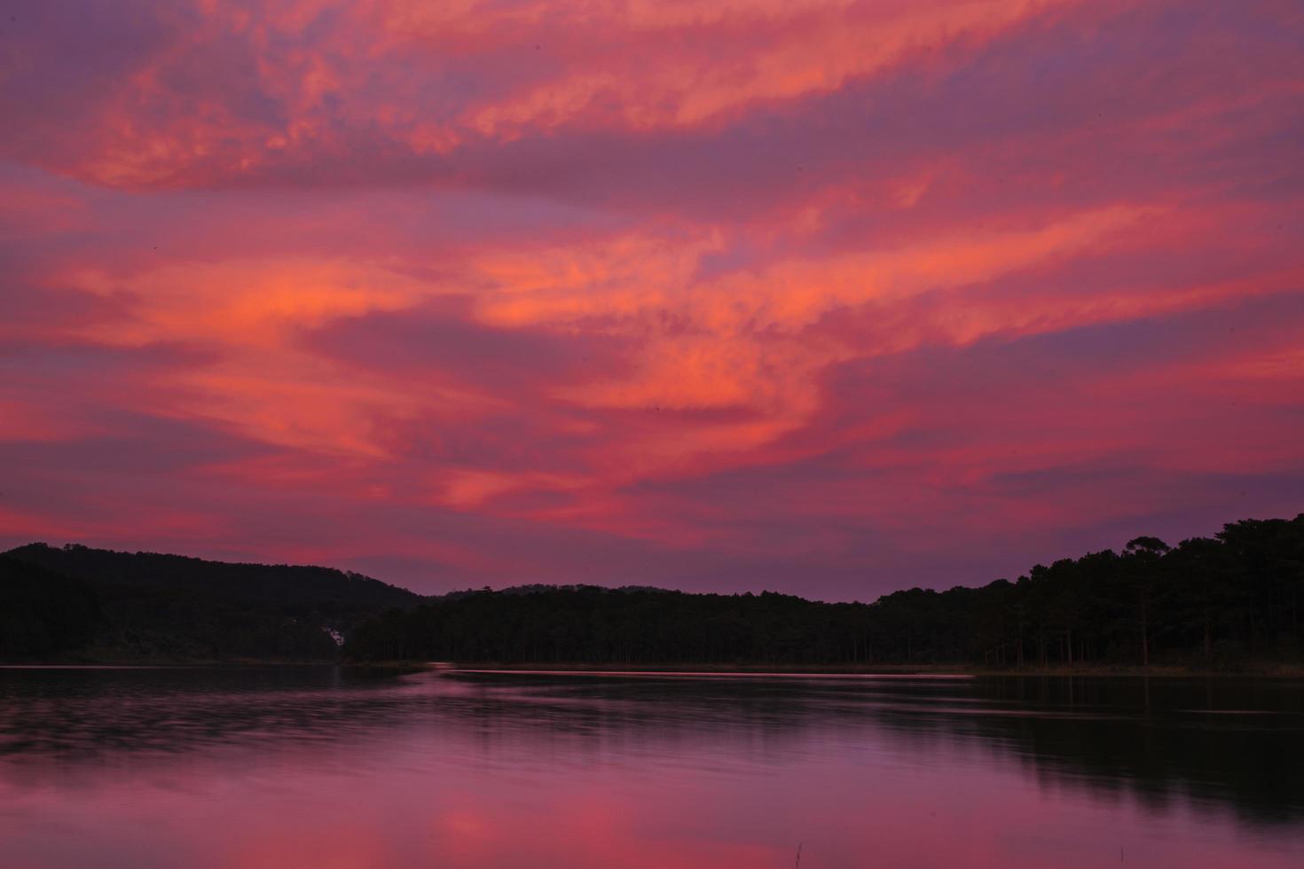 pôr do sol à beira do lago foto