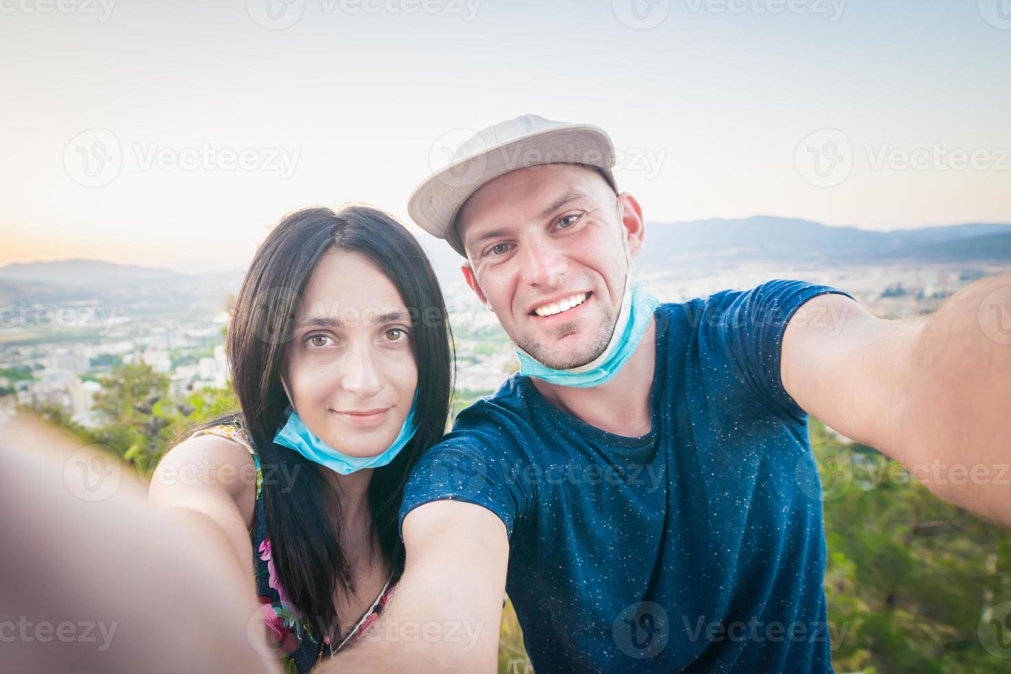 casal tira selfie sem máscaras foto