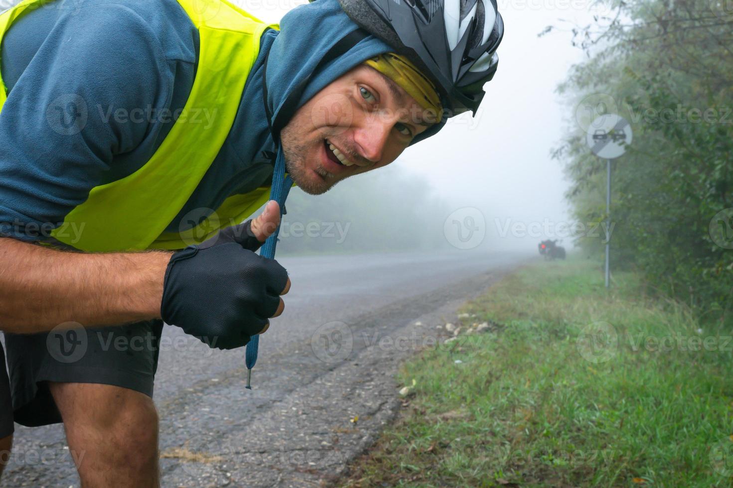 ciclista feliz mostre o polegar para cima foto