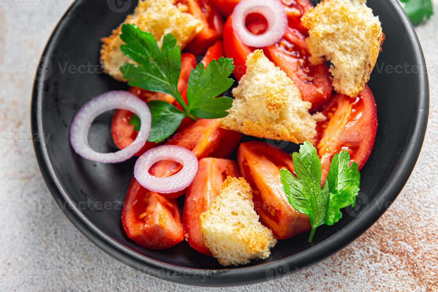 Salada Panzanella Torrada Seca Pão, Tomate, Refeição De Cebola Petisco foto