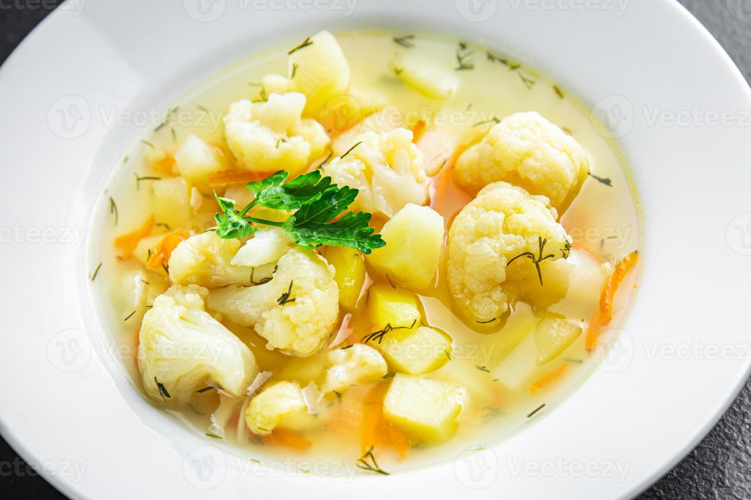 sopa de couve-flor caldo de legumes primeiro prato refeição saudável foto