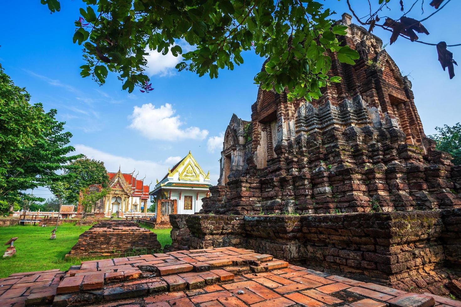 antigo templo budista de pagode quebrado construído em tijolos vermelhos e pedras em wat chulamanee é um templo budista, é uma grande atração turística em phitsanulok, na tailândia. foto