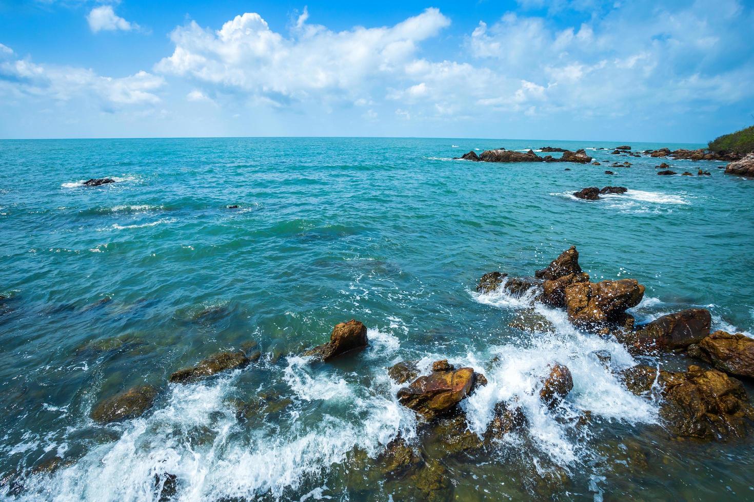 lindo o mar na praia de chapéu chao lao em chanthaburi, Tailândia. foto