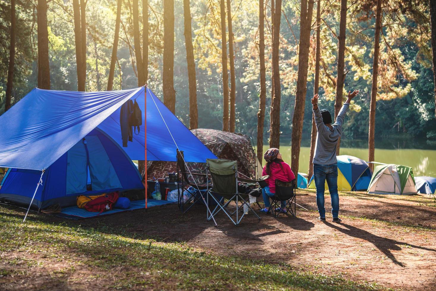 mulheres e homens amantes asians.camping na montanha ver o lago na névoa ao nascer do sol da manhã em pang ung, província de mae hong son, tailândia. foto