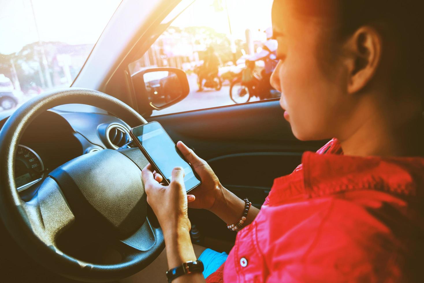 mulheres asiáticas viajam relaxam no feriado. dirigir um carro foto