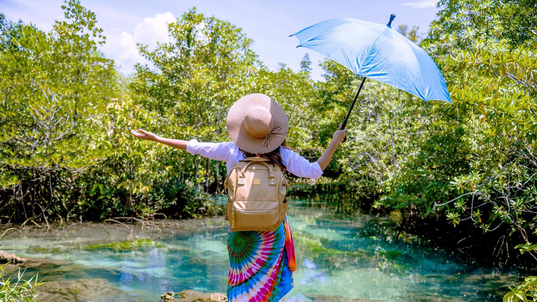 uma jovem viajante relaxa no feriado, apreciando a beleza da floresta de mangue do lago natural em tha pom-klong-song-nam em Krabi. verão, viagens, tailândia, liberdade, atrações. foto