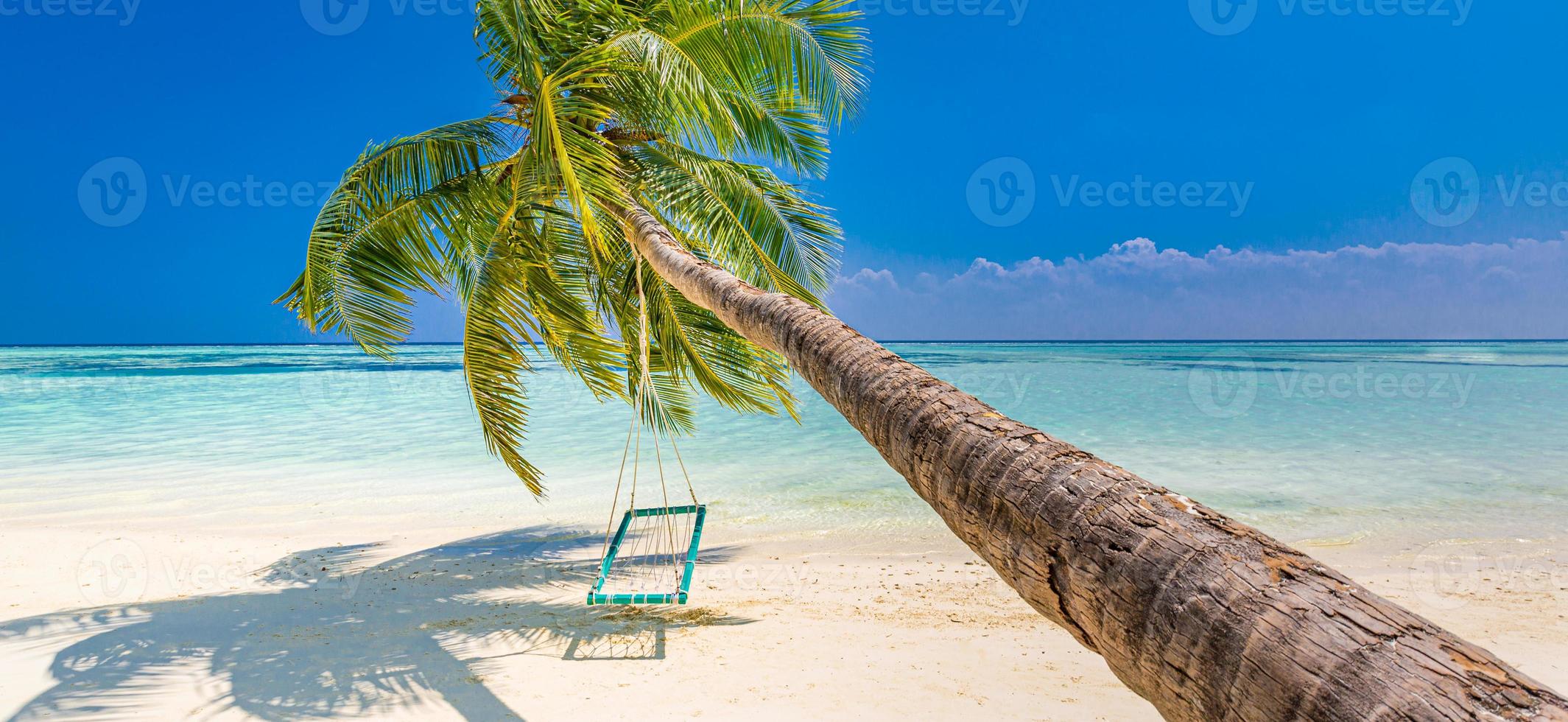 banner de bela praia tropical. areia branca e palmas de coco viajam conceito de fundo amplo panorama de turismo. incrível paisagem de praia. impulsionar o processo de cor. férias ou férias em resort de luxo na ilha foto