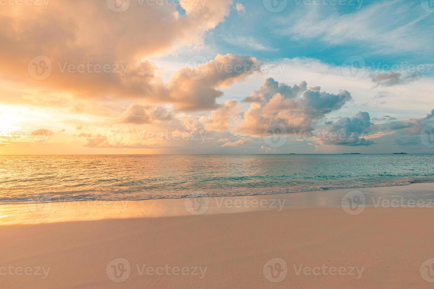 closeup praia de areia do mar. paisagem panorâmica da praia. inspire o horizonte da paisagem marinha de uma praia tropical. laranja e dourado do sol céu calma tranquilo e relaxante luz solar clima de verão. faixa de férias viagens de férias foto