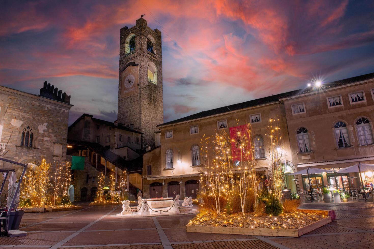 bergamo itália 2021 antiga praça iluminada para o natal foto