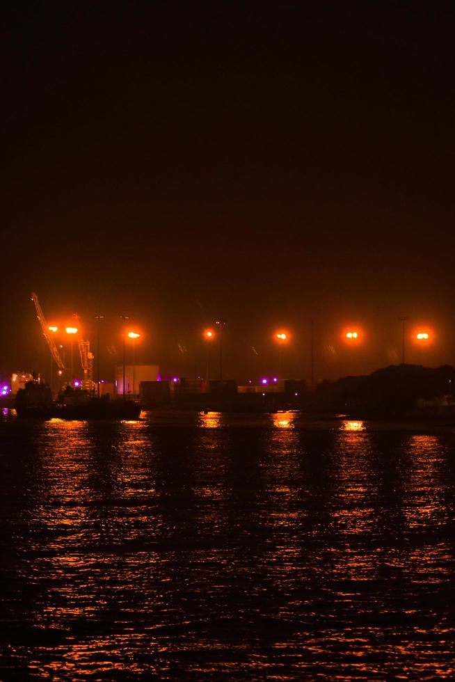 a luz da cidade à noite reflete no rio foto