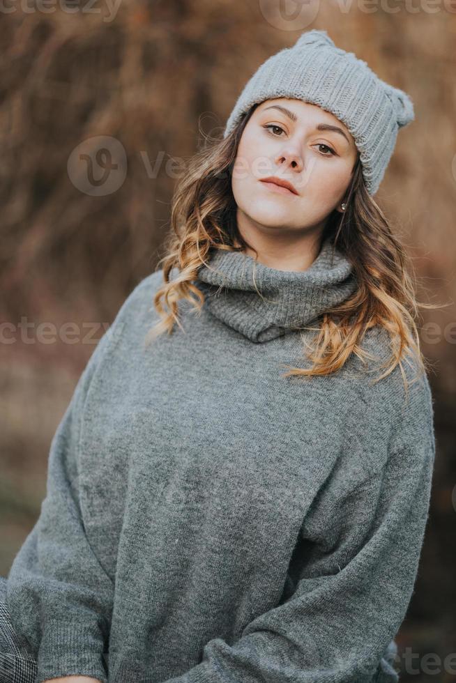 garota posando do lado de fora durante o tempo frio foto