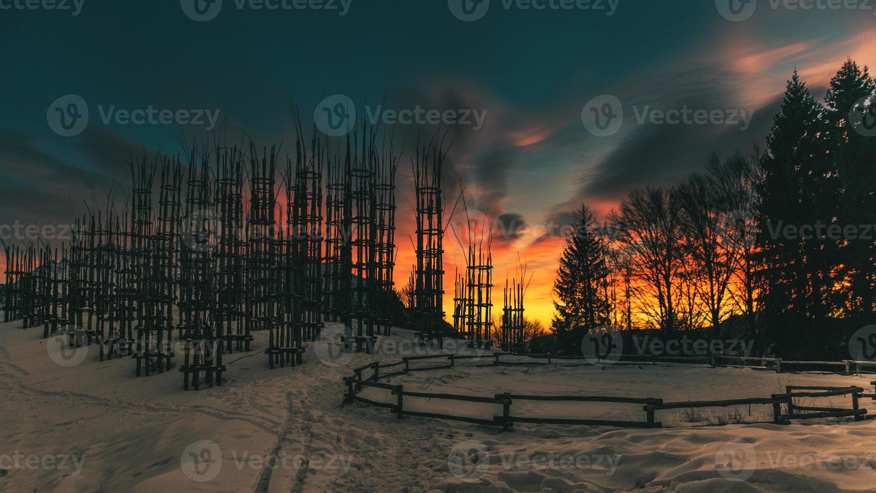 pôr do sol colorido na catedral de vegetais nos pré-alpes italianos, na província de bergamo monte arera foto