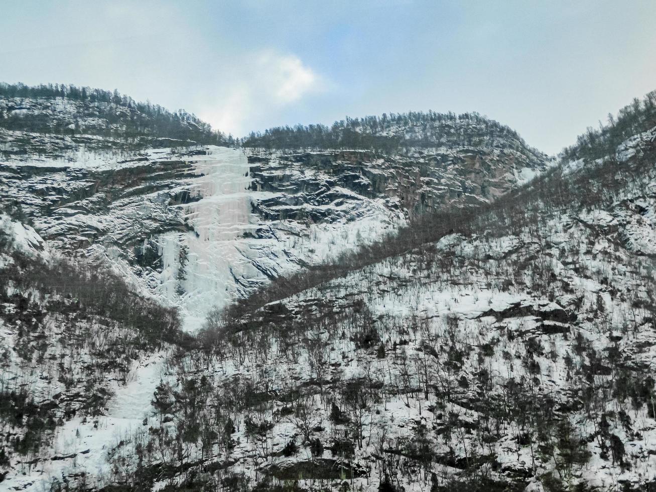 cachoeira congelada e pingentes de gelo em uma bela paisagem da noruega. foto