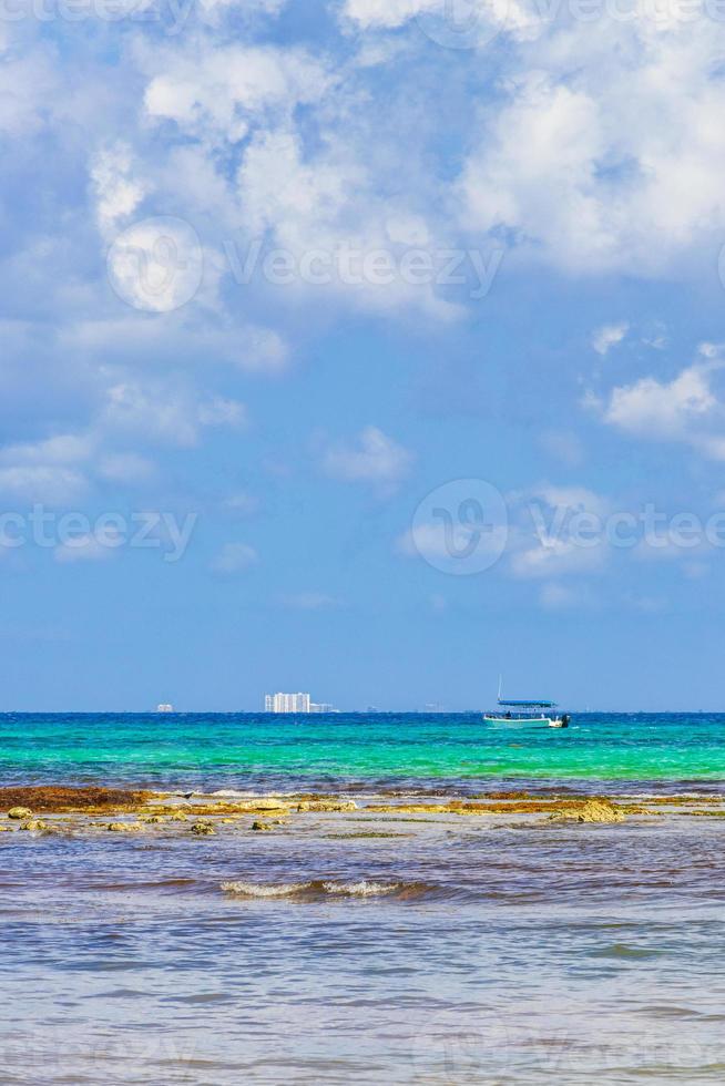 barcos fazem iates entre a ilha de cozumel e a playa del carmen, méxico. foto