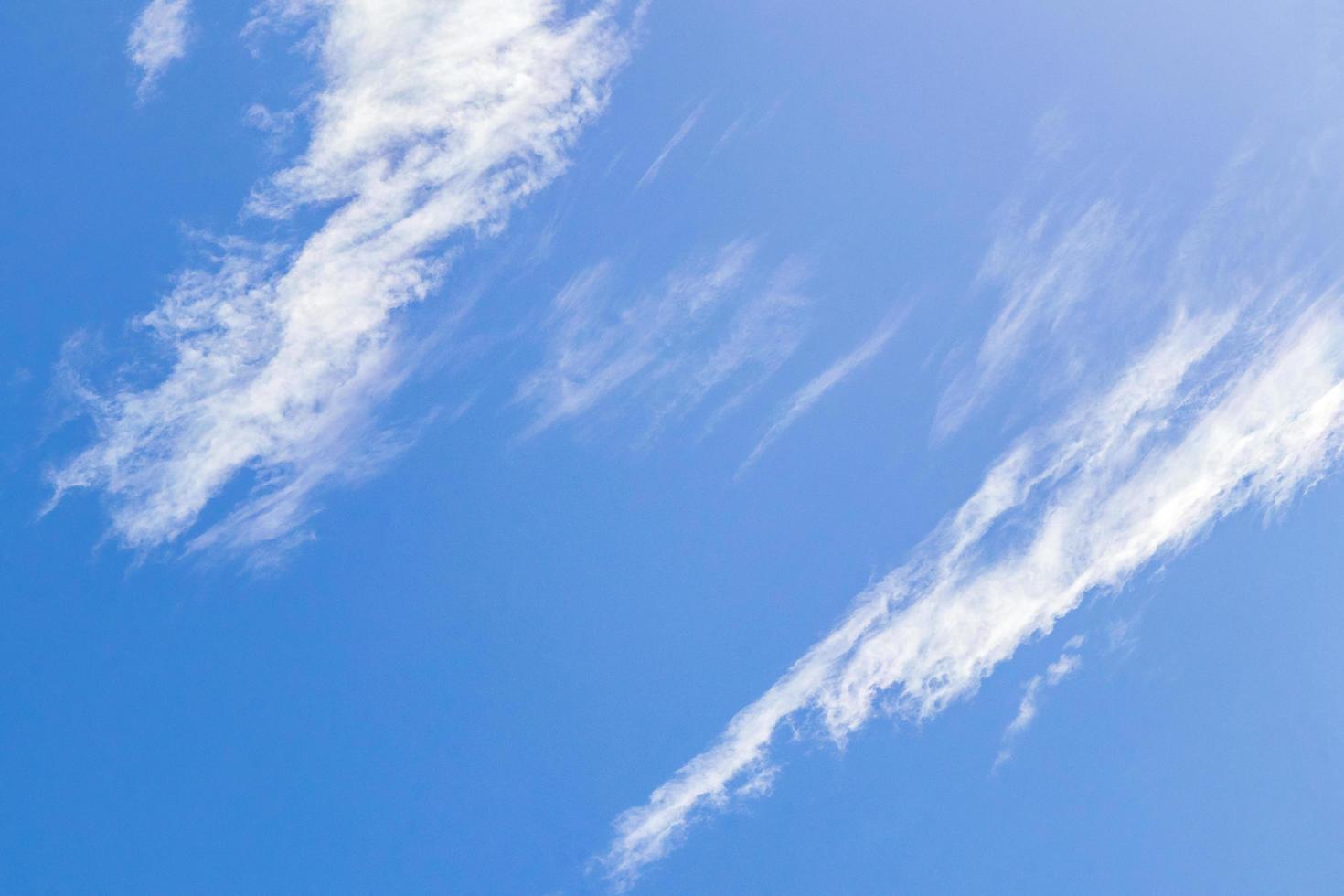 céu azul com nuvens químicas céu químico chemtrails dia ensolarado. foto