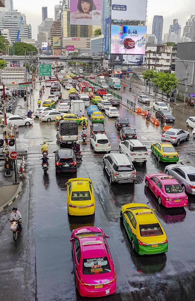 Banguecoque, Tailândia, 22 de maio de 2018, hora do rush, grande engarrafamento intenso na movimentada Banguecoque, Tailândia. foto