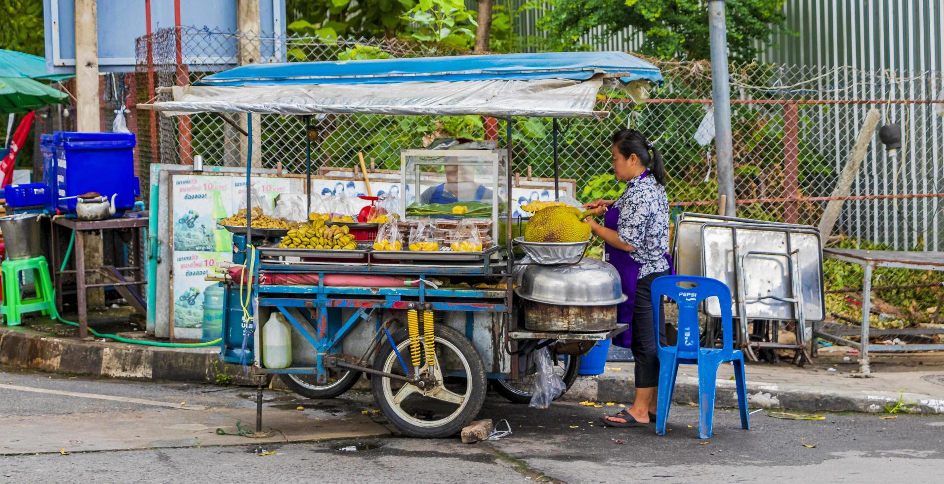 Banguecoque, Tailândia, 22 de maio de 2018 Jaca em uma barraca de comida de rua em Banguecoque, Tailândia. foto