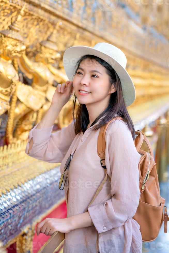 bela mulher turista asiática sorria e aproveita a viagem de férias em bangkok, na tailândia foto