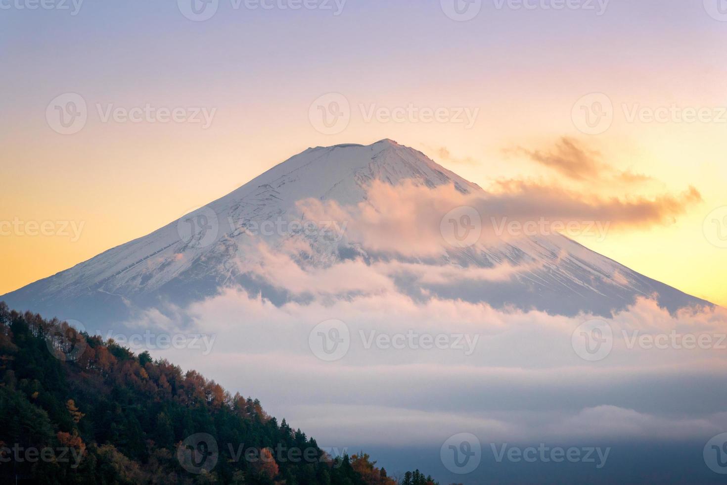 bela paisagem natural vista do monte fuji em kawaguchiko durante o pôr do sol na temporada de outono no japão. o monte fuji é um lugar especial de beleza cênica e um dos locais históricos do japão. foto