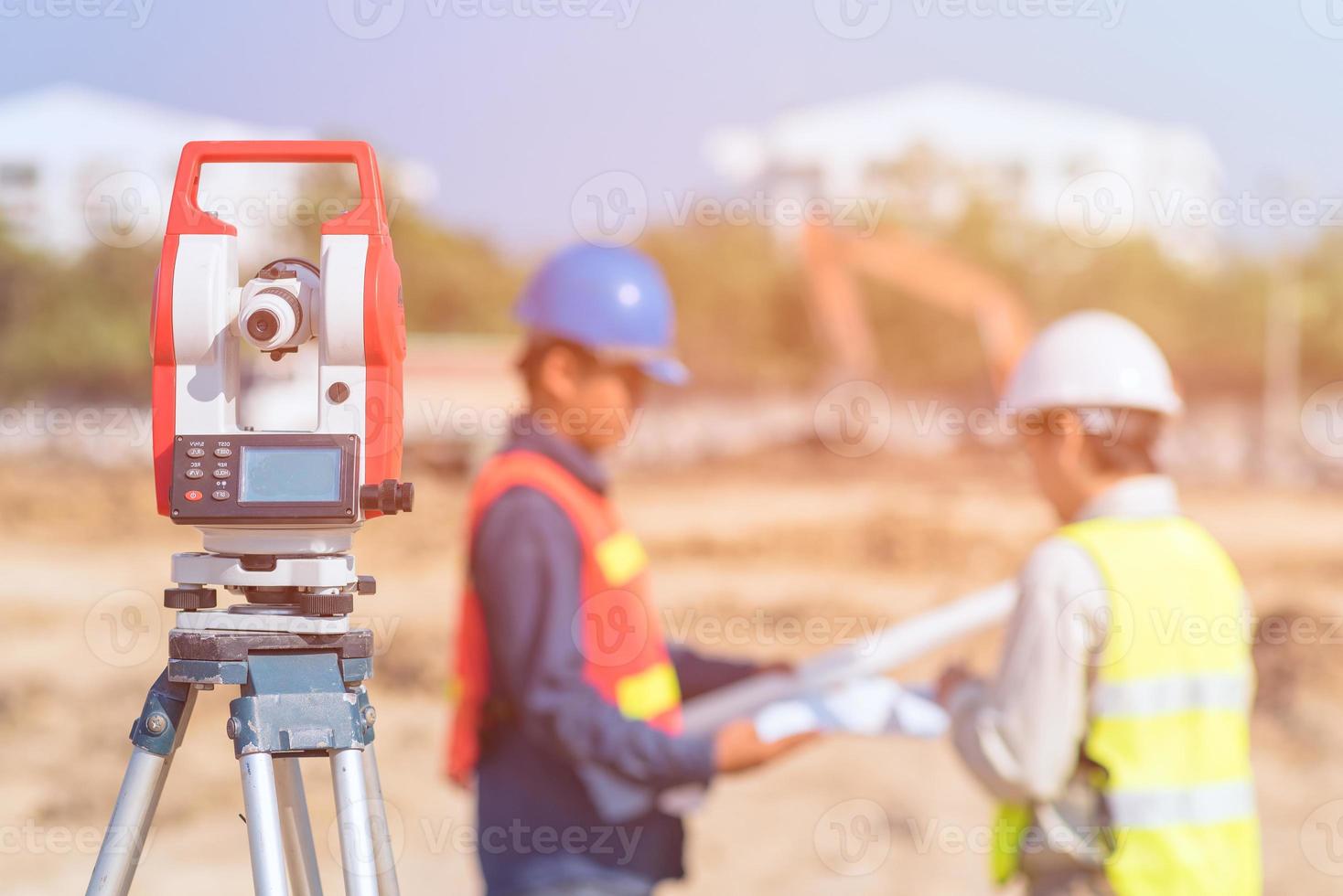 engenheiro de construção e trabalhador capataz verificam o desenho de fabricação no canteiro de obras para o novo projeto de construção de infraestrutura. conceito de foto para trabalhos de engenharia.