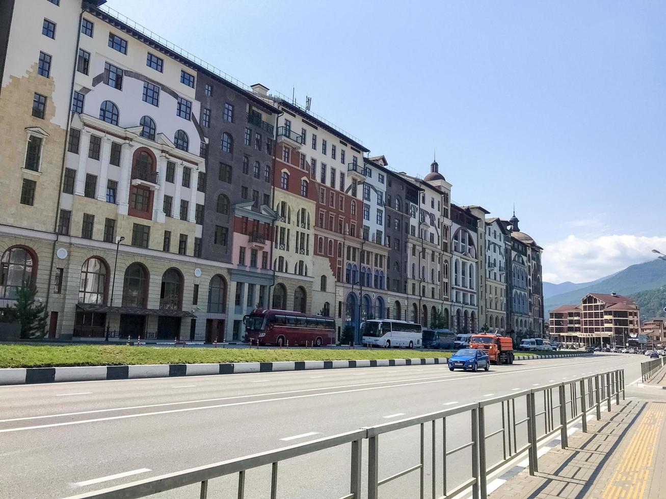 cidade de sochi, rússia, 2019 - belos edifícios em roza khutor foto