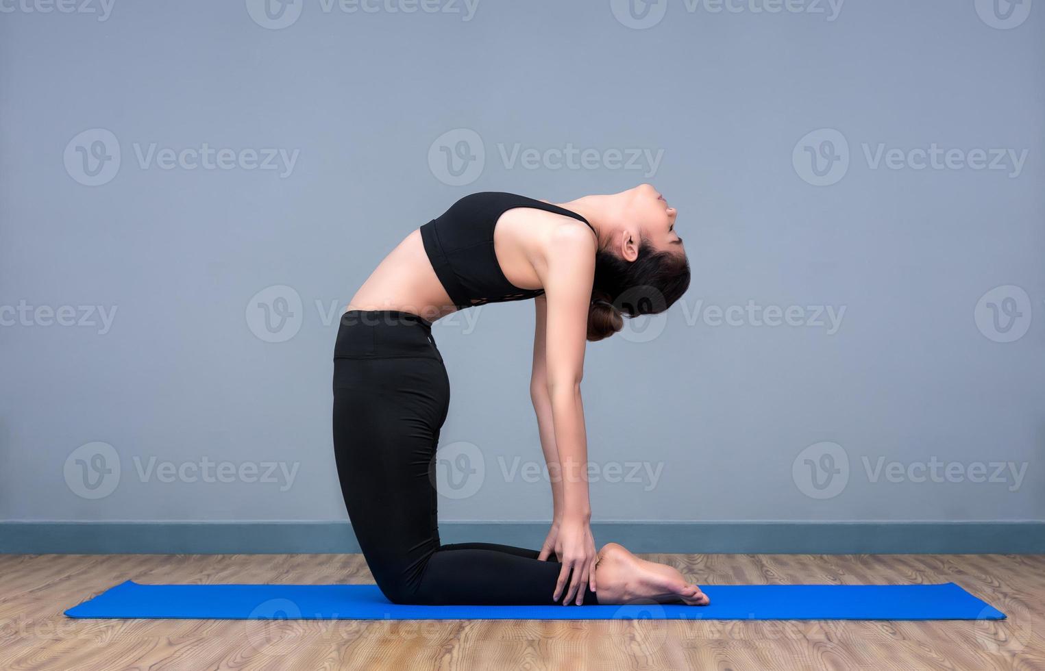 jovem mulher asiática praticando a pose de ioga no ginásio de esportes saudáveis ioga, ioga e meditação têm bons benefícios para a saúde. conceito de foto para esporte de ioga e estilo de vida saudável.