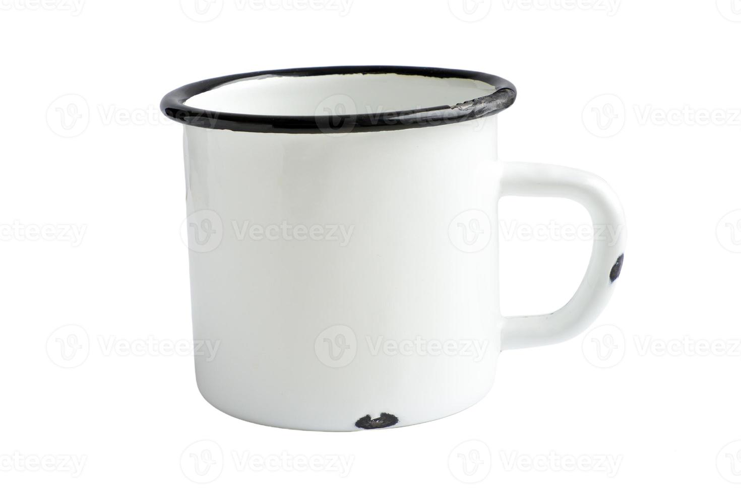 mock-up de caneca de esmalte em branco branco isolado no fundo branco. copo em branco para a marca. foto de alta resolução.