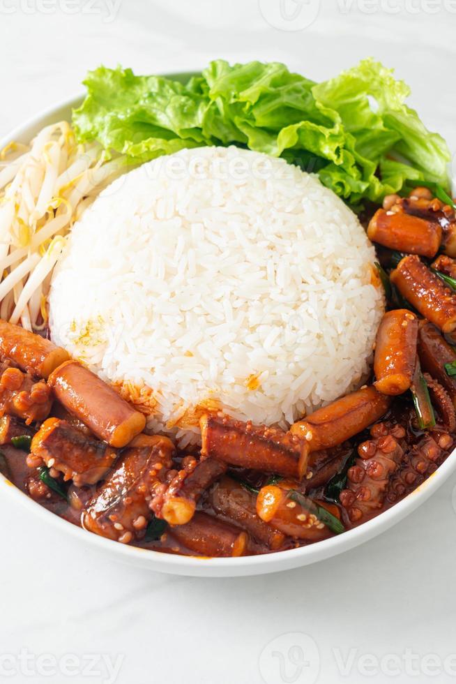 Lula ou polvo frito com molho picante coreano tigela de arroz foto