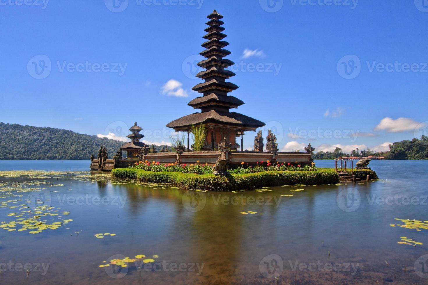 templo bedugul em bratan lake bali indonesia foto