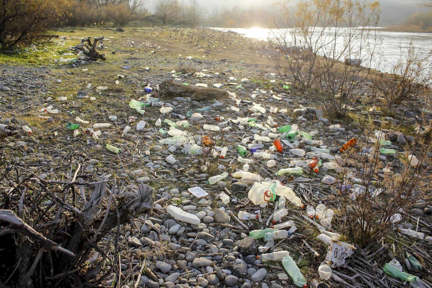 rustavi, georgia. 11 de dezembro de 2021. garrafas de plástico na margem de um rio. foto