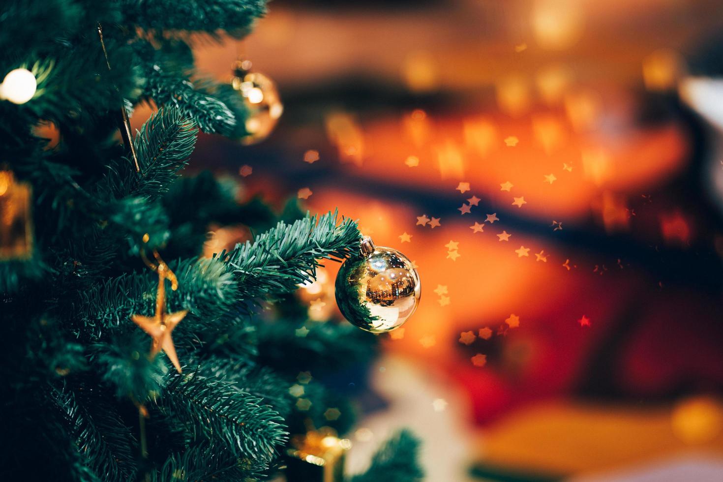 conceito de ano novo, close-up de bolas na árvore de Natal. guirlandas de bokeh em segundo plano. foto