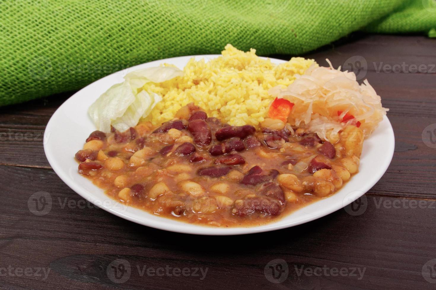 feijão vermelho com arroz de curry em uma mesa foto