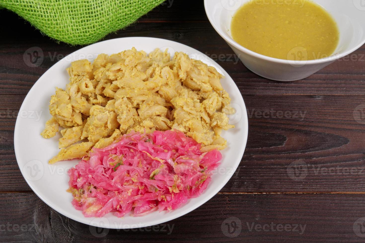 macarrão integral com tofu na mesa foto