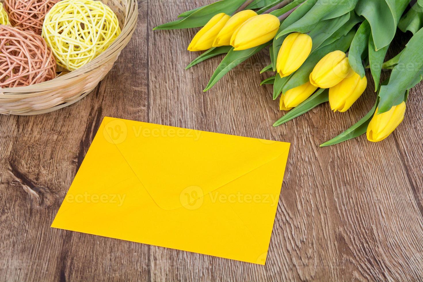 envelope amarelo com tulipas em uma mesa foto