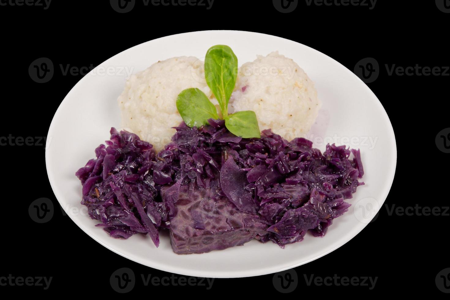 tempeh com repolho roxo e sorgo em um preto foto