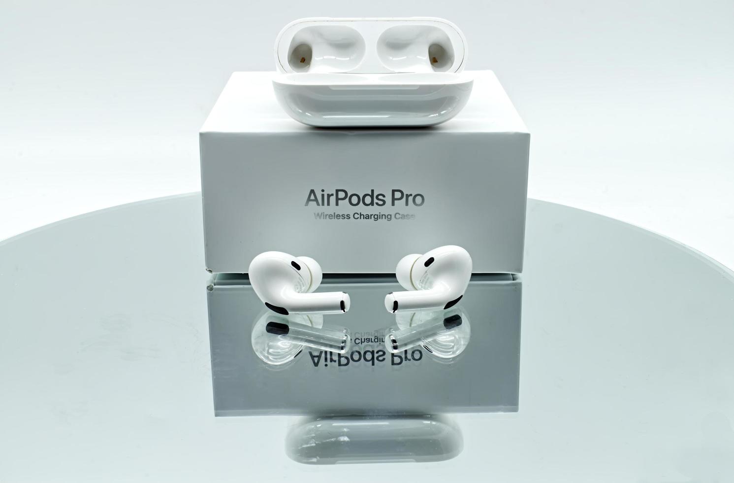 bolonha, itália, 2021- air pods pro com estojo de carregamento sem fio desenvolvido pela apple inc. foto