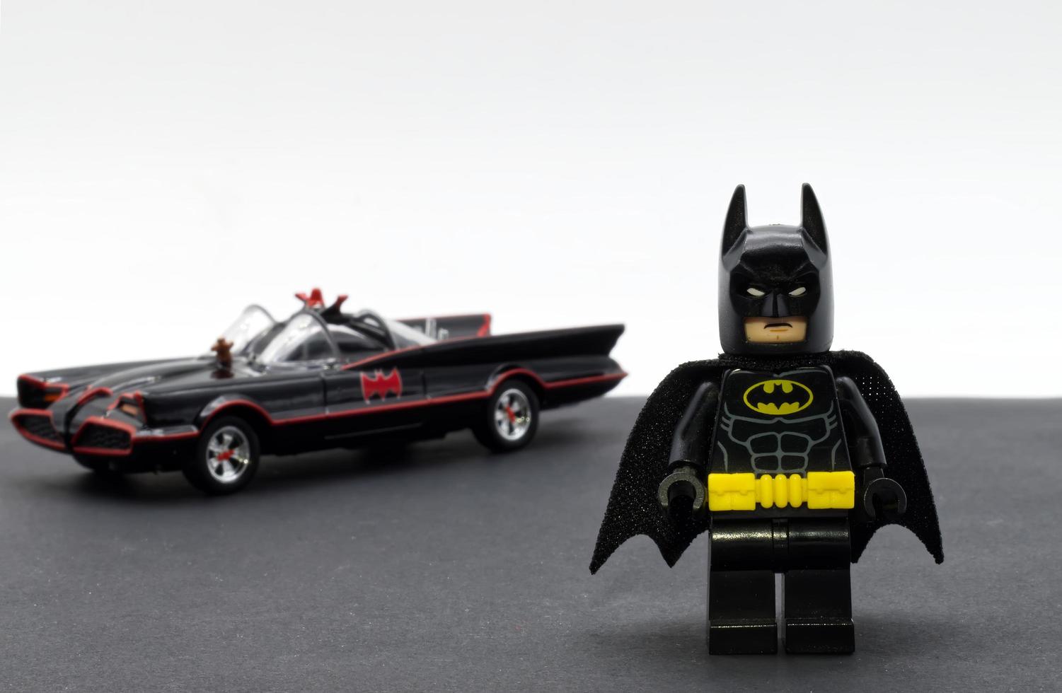 Bolonha, Itália, 2021 - miniatura de Lego Batman com o Batmóvel ao fundo. foto