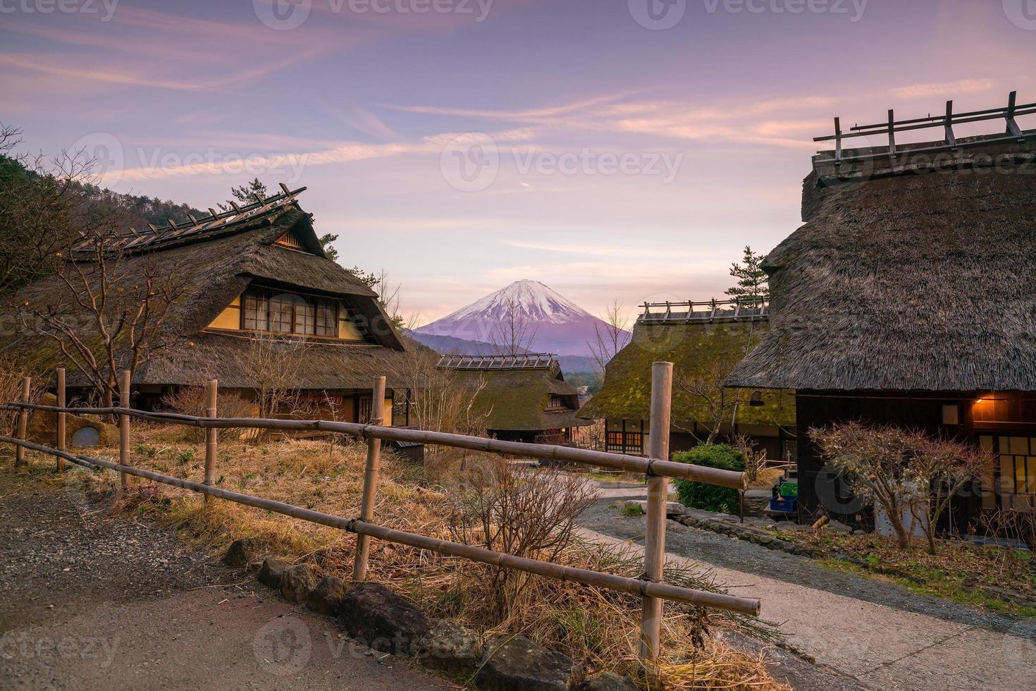 casa de estilo japonês antigo e mt. Fuji ao pôr do sol foto