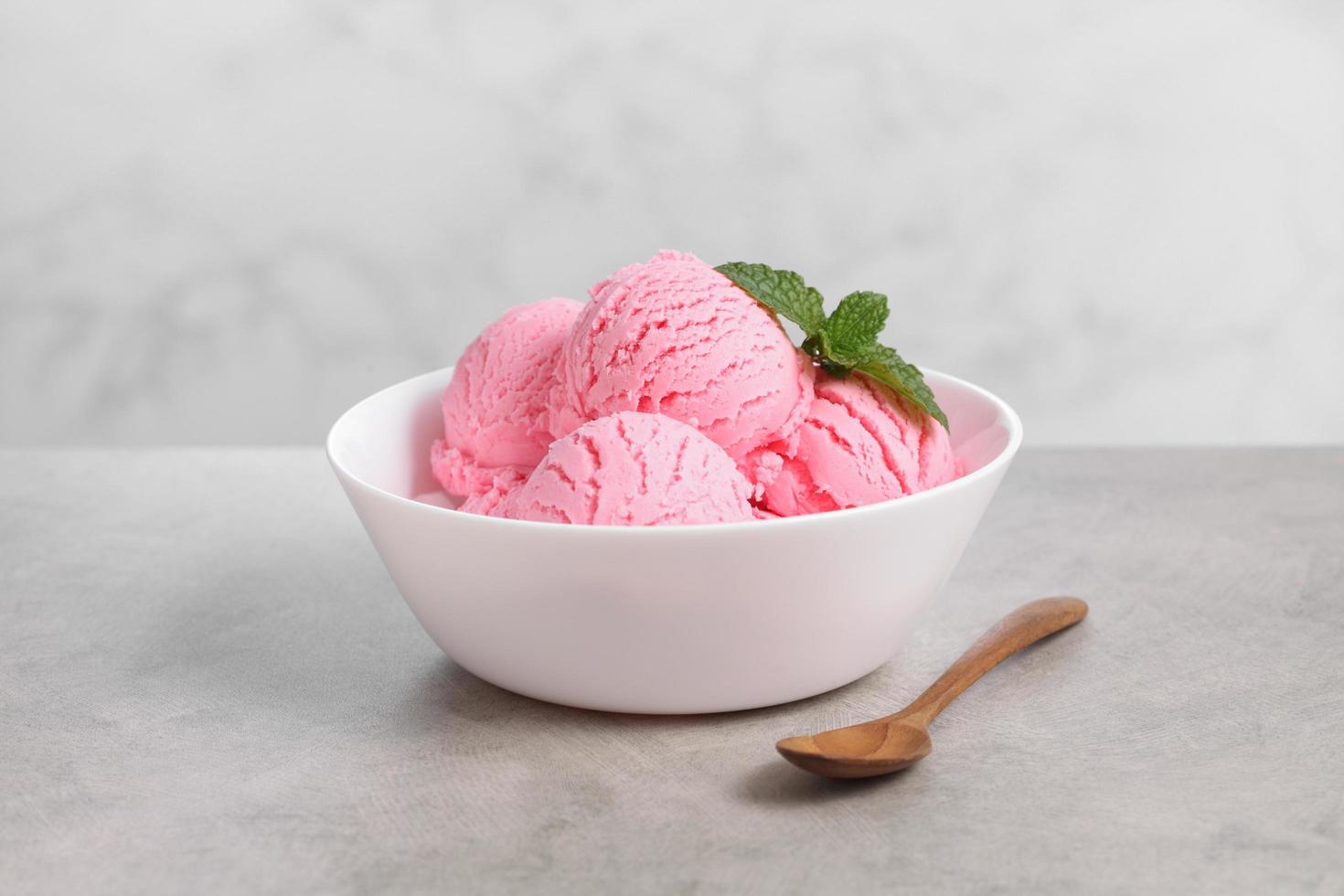 sorvete de morango em tigela branca foto