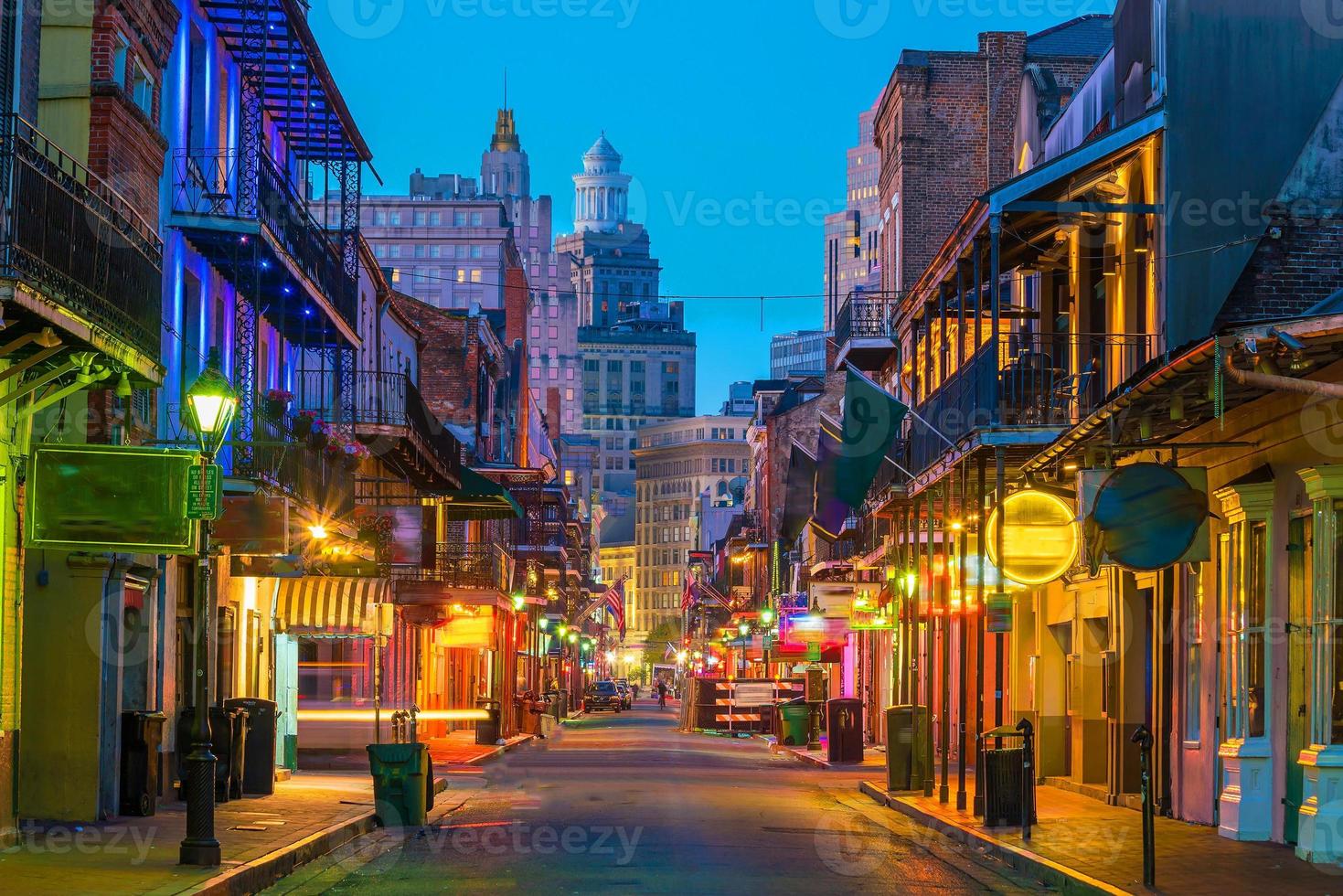 pubs e bares com luzes de néon no bairro francês, nova orleans foto