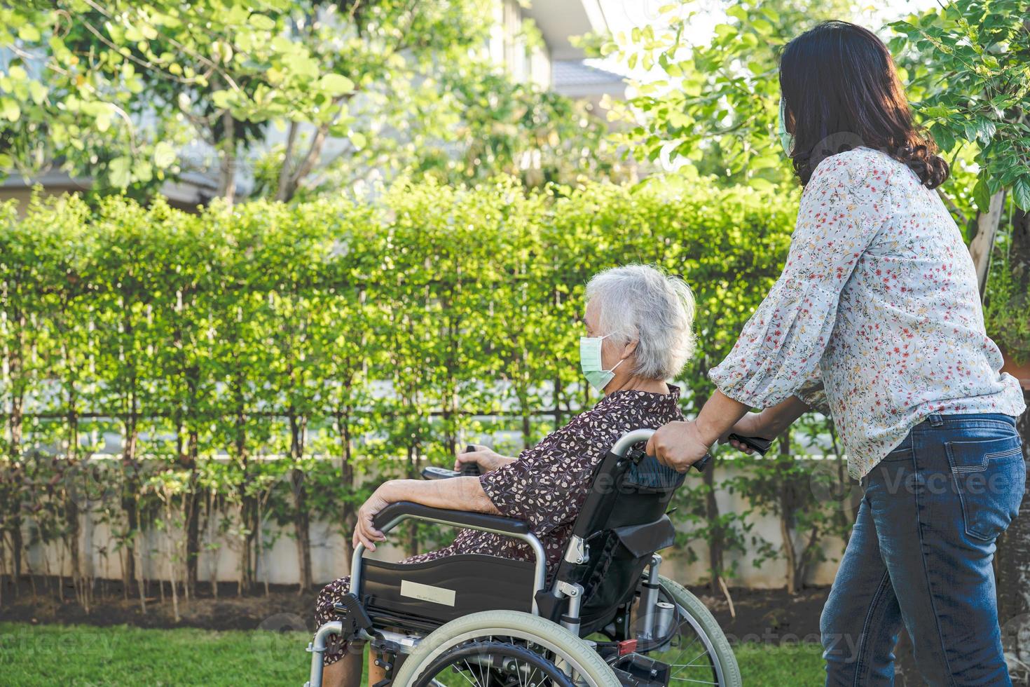 cuidador, ajuda e cuidado, idoso asiático ou idosa senhora paciente sentada em uma cadeira de rodas na enfermaria do hospital de enfermagem, conceito médico forte e saudável foto