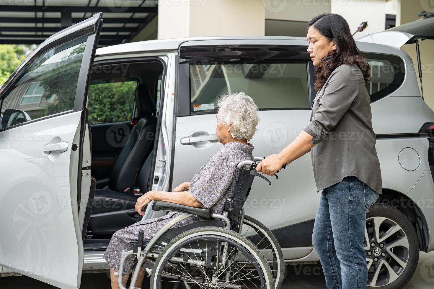 ajudar e apoiar o paciente asiático de mulher idosa sênior ou idosa preparar-se para chegar ao carro dela. foto