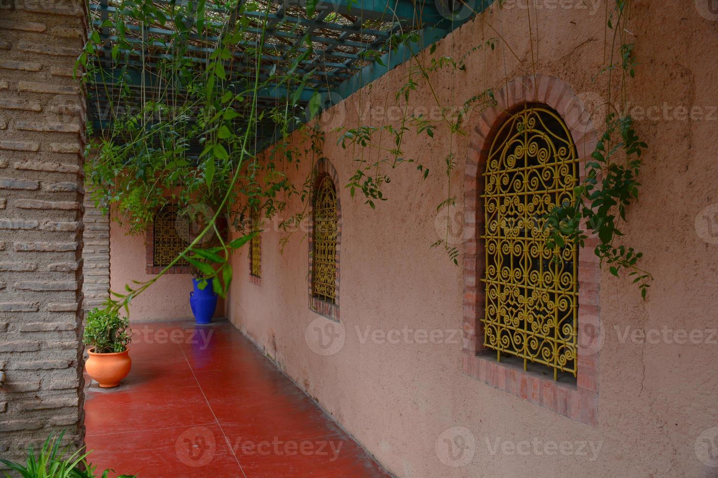 interior colorido dos jardins majorelle em marakkech foto