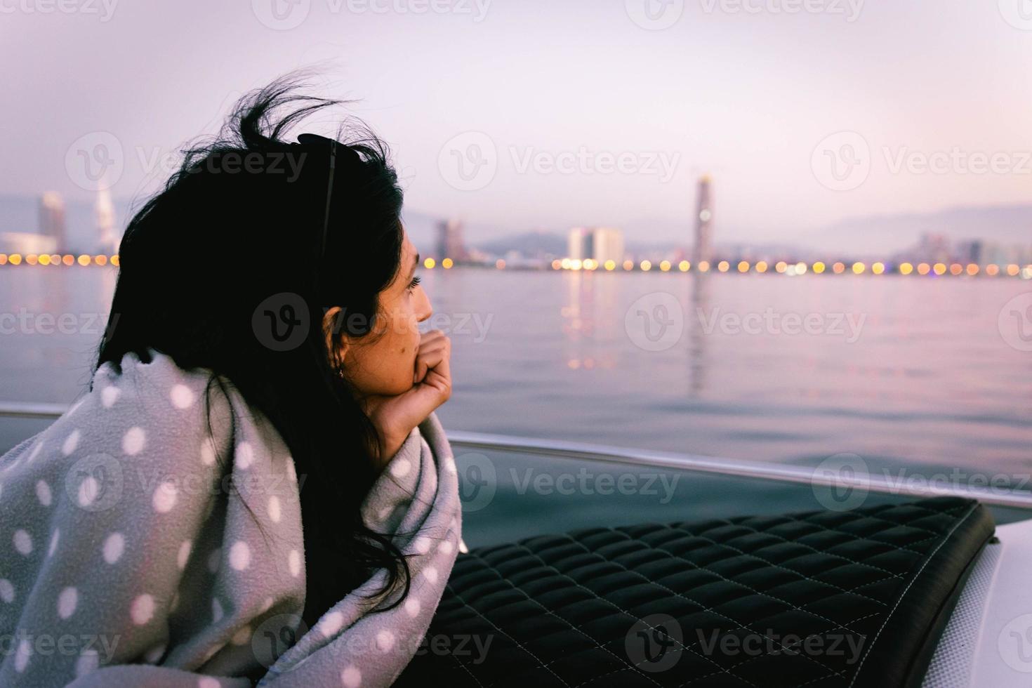 mulher bonita curtindo paisagem tranquila foto