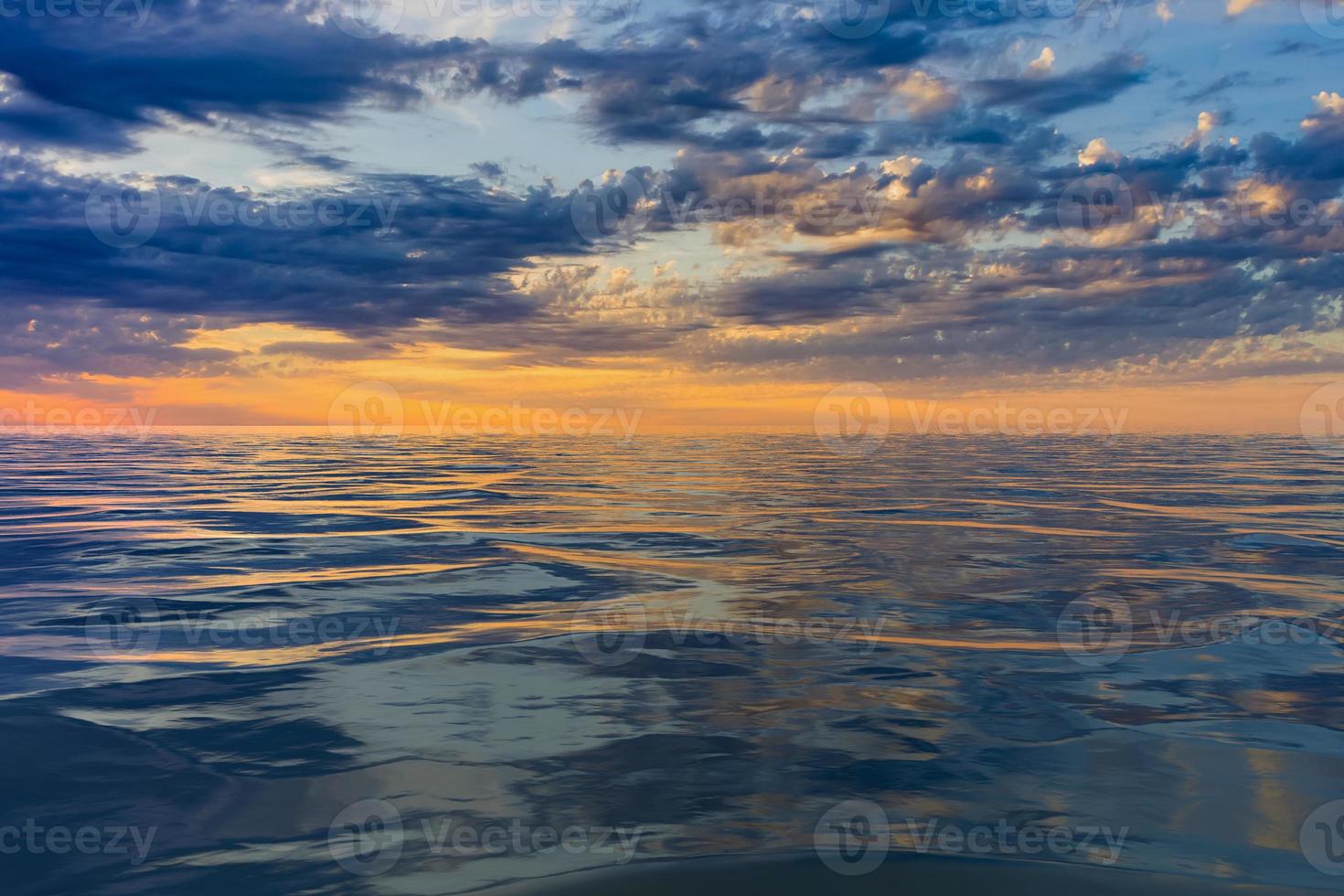 lindo pôr do sol laranja sobre o mar foto