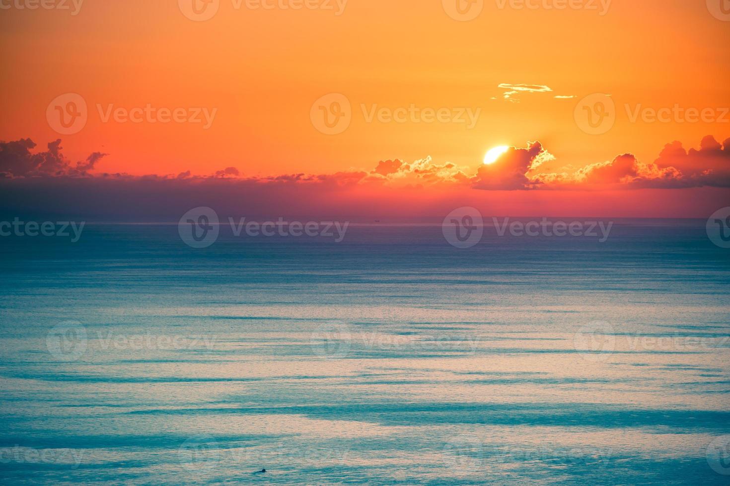 uma paisagem marinha mágica com cores brilhantes foto