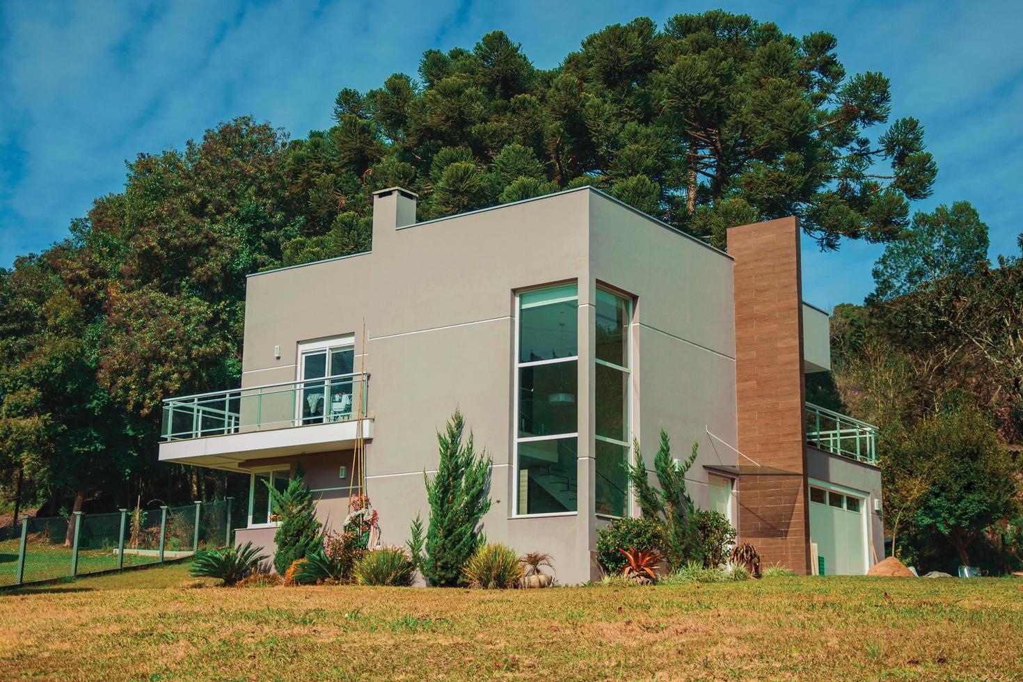 bento goncalves, brasil - 12 de julho de 2019. charmosa casa de campo moderna com um jardim exuberante e paisagem arborizada perto de bento goncalves. uma simpática cidade do interior famosa por sua produção de vinho. foto