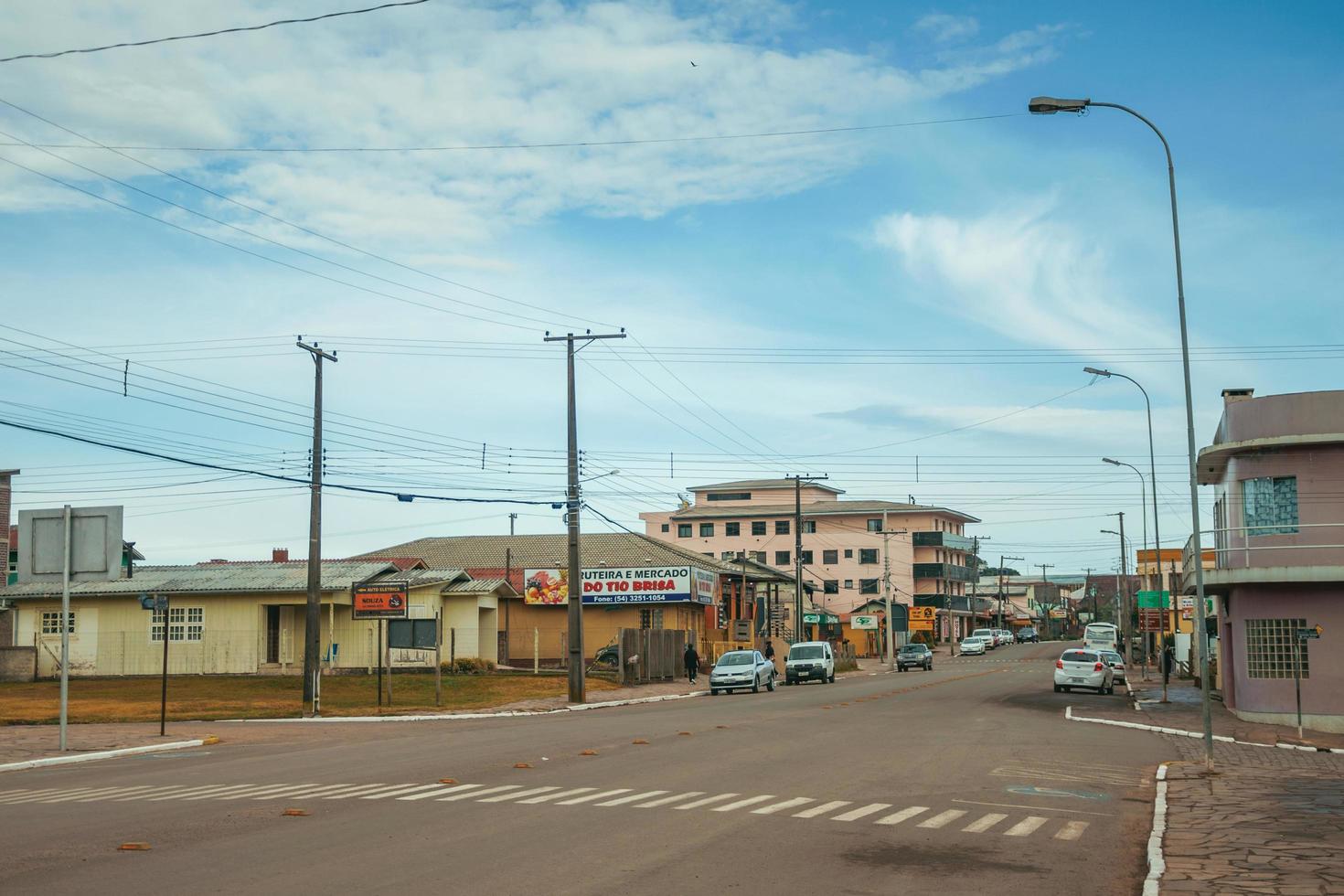 cambara do sul, brasil - 19 de julho de 2019. sobrados, lojas e postes de luz na avenida getulio vargas, principal rua de cambara do sul. uma pequena cidade rural com incríveis atrações turísticas naturais. foto