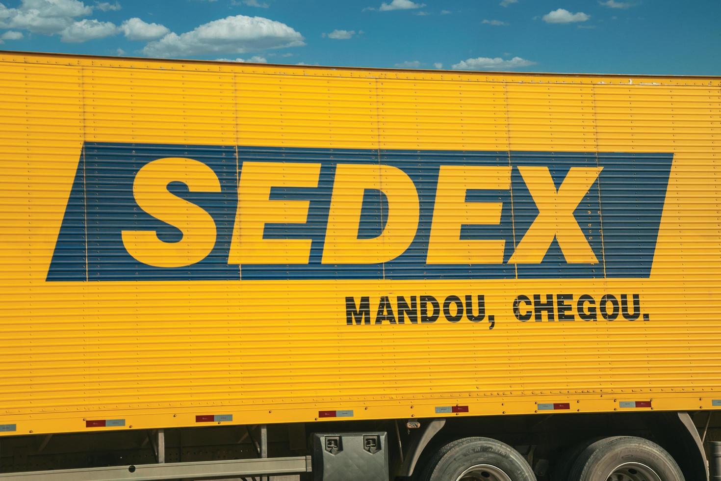 cambara do sul, brasil, 19 de julho de 2019. marca sedex, serviço de entrega expressa dos correios brasileiros, e seu slogan que significa enviar, chegar, pintar na lateral de um caminhão baú. foto